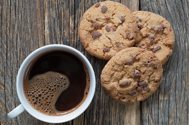 Biscuits et tasse de café sur table en bois