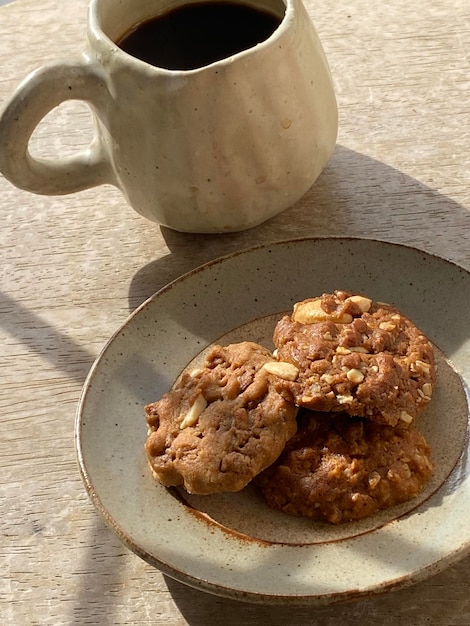 Biscuits et tasse de café sur la table