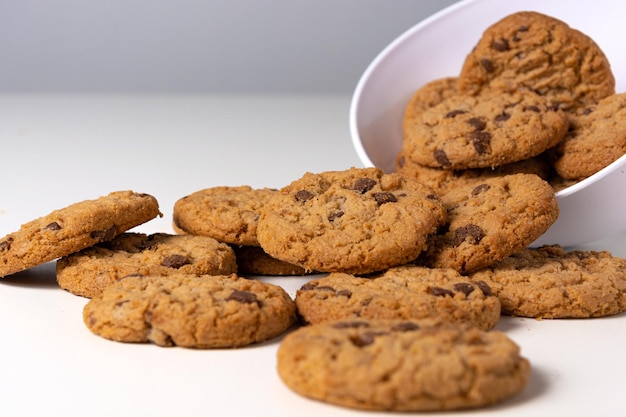 biscuits tombant d'un bol