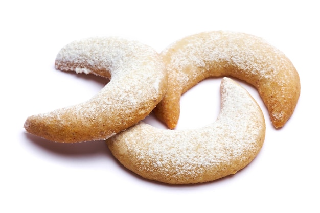 Biscuits traditionnels allemands ou autrichiens vanillekipferl vanille kipferl isolés sur fond blanc