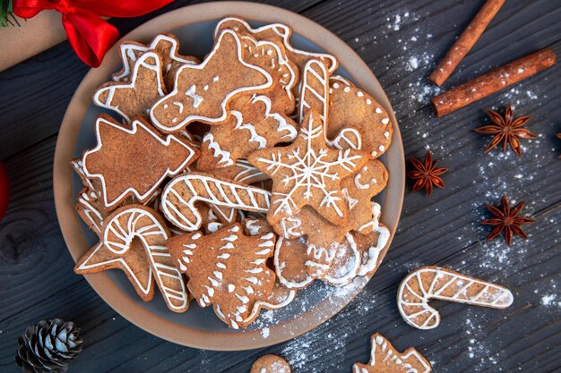 Des biscuits traditionnels au pain d'épice fait maison et une tasse de café parmi le décor de Noël l'ambiance de Noël l'atmosphère de vacances