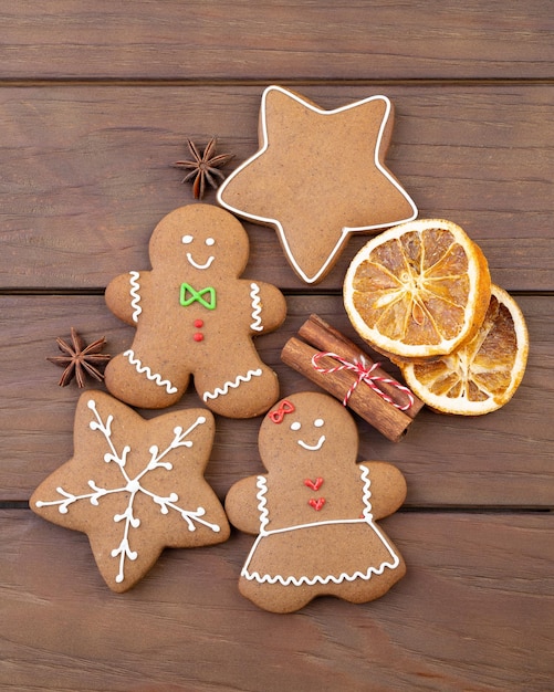 Biscuits traditionnels de pain d'épice de Noël au-dessus d'une table en bois