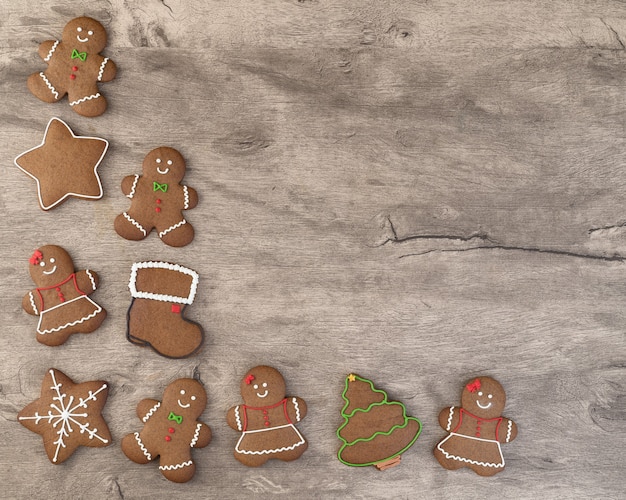 Photo biscuits traditionnels de pain d'épice de noël sur une table en bois avec espace de copie.