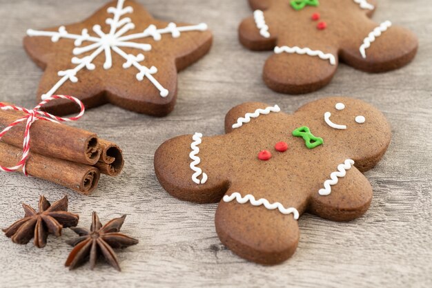 Biscuits traditionnels de pain d'épice de Noël sur une table en bois.