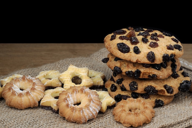 Biscuits traditionnels sur table en bois rustique