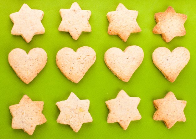 Biscuits de vacances comme motif de fond sur le vert