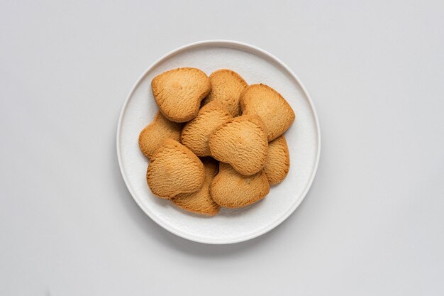 Biscuits à la vanille en forme de coeur sur une assiette, vue de dessus