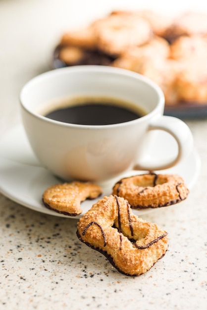 Des biscuits variés, des biscuits sucrés et une tasse de café.