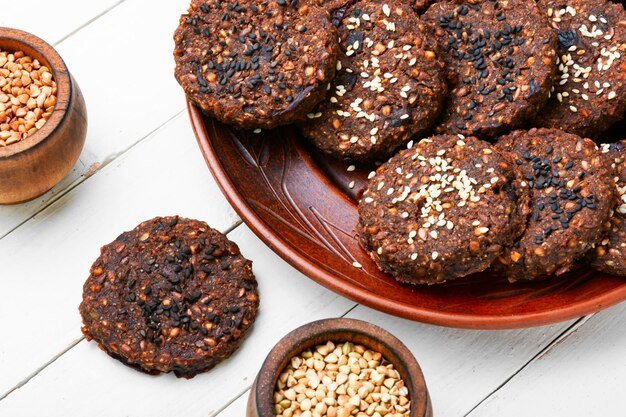 Biscuits végétaliens de sarrasin aux graines de sésame. Alimentation diététique