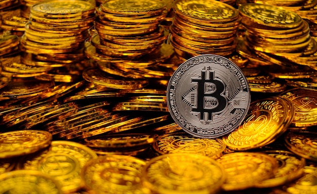 Bitcoin argent crypto-monnaie sur pile pièces d'or beaucoup de