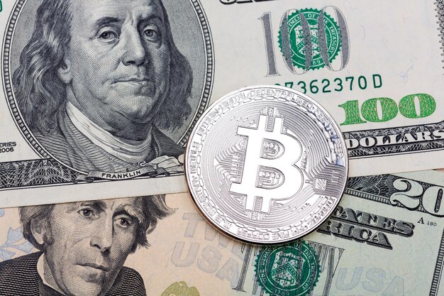 Bitcoin argent sur fond de dollars