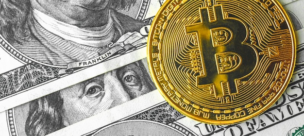 Bitcoin de bannière sur les billets de banque en dollars américains en gros plan, photo d'arrière-plan d'entreprise de crypto-monnaie