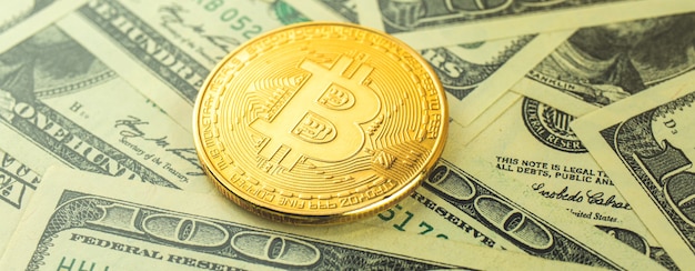 Bitcoin de bannière et échange de dollars, pièces de monnaie crypto d'or contre des billets de banque en dollars américains, vue rapprochée
