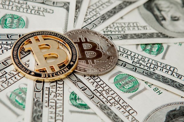 Photo bitcoin sur les billets en dollars américains concept d'échange de monnaie électronique