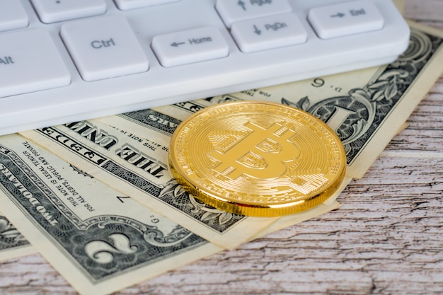 Bitcoin Sur Les Billets En Dollars Près Du Clavier