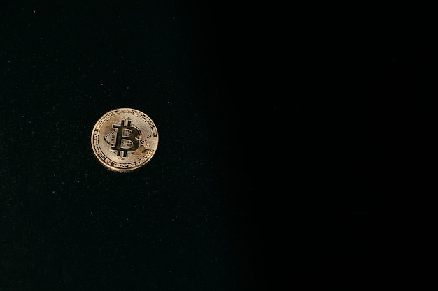 Bitcoin bitcoin doré isolé sur fond sombre