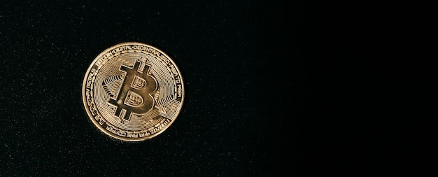 Bitcoin bitcoin doré isolé sur fond sombre