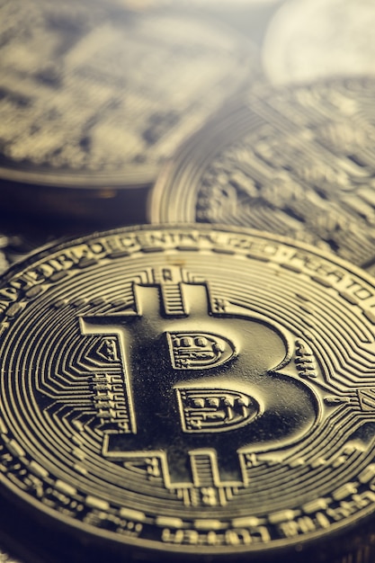 Bitcoin. Bitcoins d'or et d'argent - crypto-monnaie virtuelle.