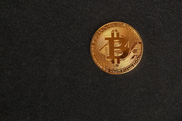 Bitcoin brillant sur fond noir