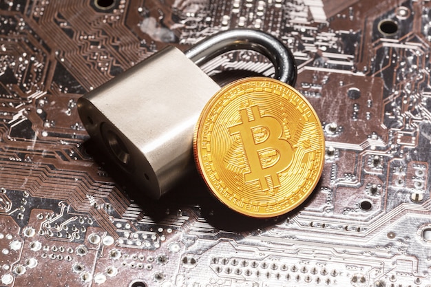 Bitcoin et cadenas en or