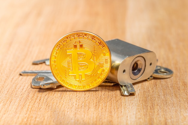 Bitcoin et cadenas en or