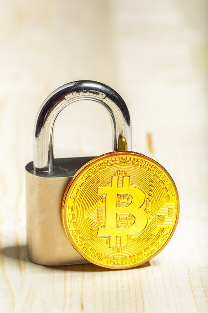 Bitcoin et cadenas en or