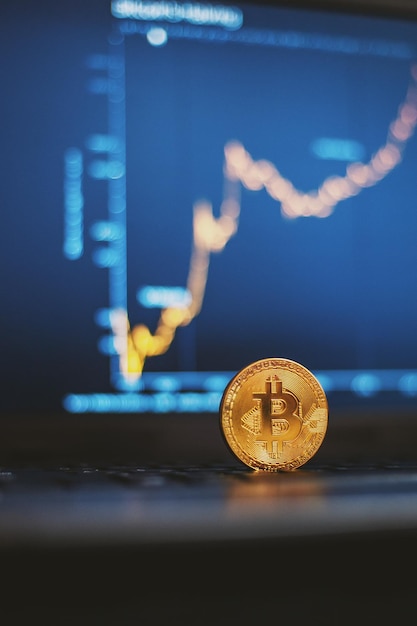 Bitcoin sur clavier d'ordinateur et courbe de croissance