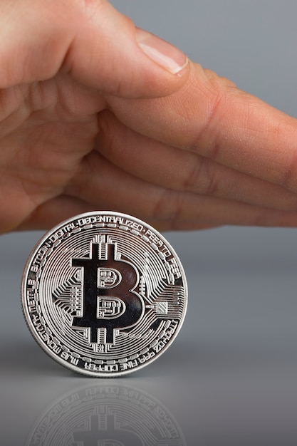 Bitcoin couvert par la paume humaine. Fermer