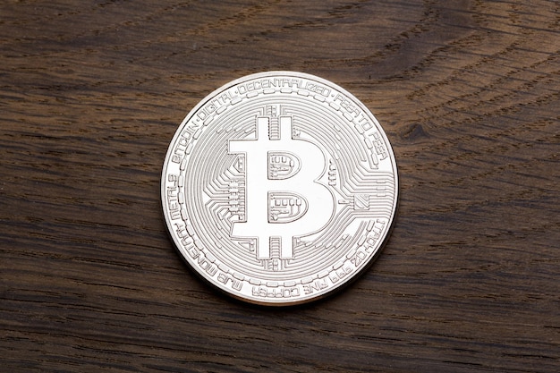 Bitcoin de crypto-monnaie d'argent sur fond de bois photo haute résolution