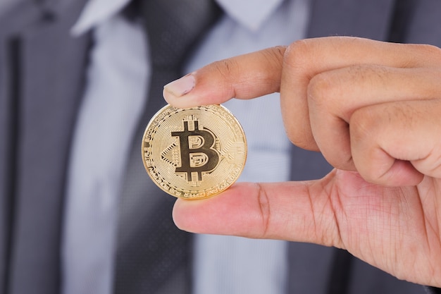 bitcoin dans la main de l&#39;homme d&#39;affaires