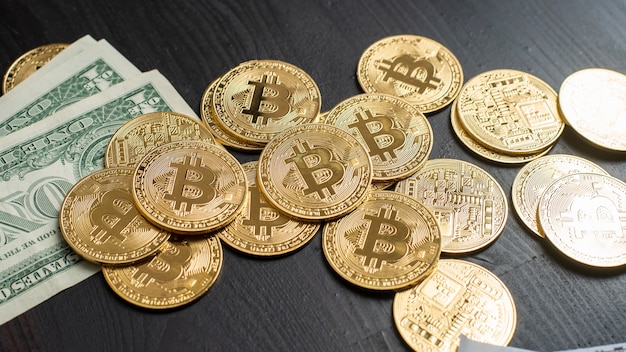 Bitcoin et dollar d&#39;argent sur le bureau en bois