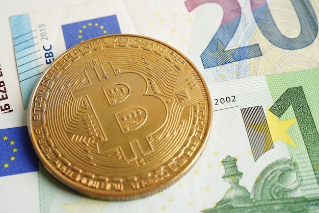 Bitcoin doré sur les billets en euros de l'argent pour les entreprises et les commerces Monnaie numérique virtuelle