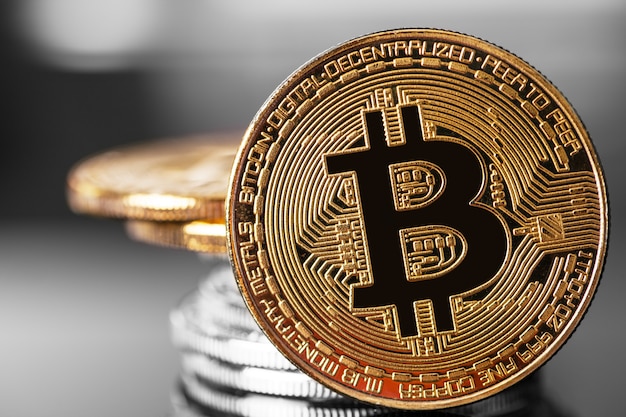 Bitcoin doré sur bois