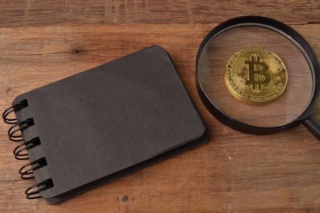 Photo le bitcoin doré et le cahier écrits avec le support nft pour les jetons non fongibles