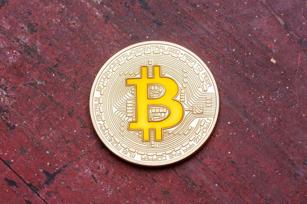 Bitcoin doré de crypto-monnaie jaune sur fond rouge. Photo haute résolution.