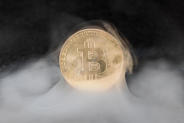 Photo bitcoin doré avec effet de fumée