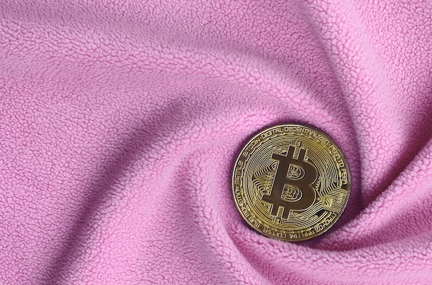 Le bitcoin doré repose sur une couverture