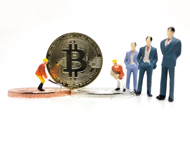 Photo bitcoin et figurines sur fond blanc