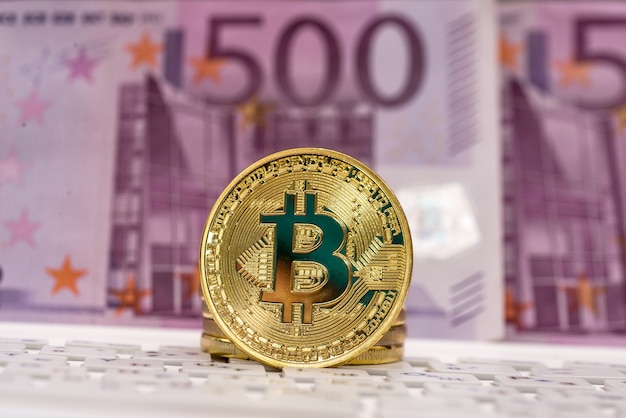 Bitcoin sur fond de clavier d'ordinateur portable euro