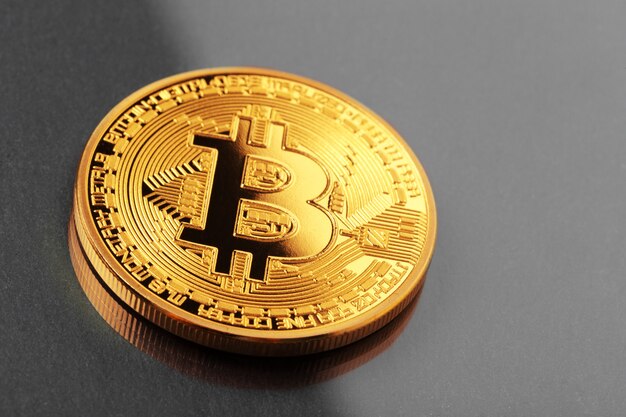 Bitcoin sur fond sombre