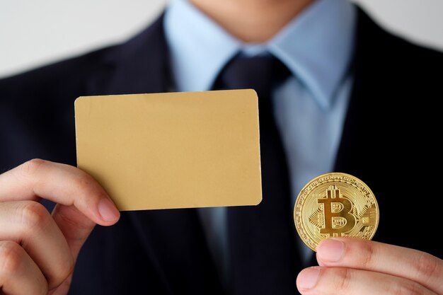 Bitcoin holding homme d&#39;affaires et carte de visite vierge