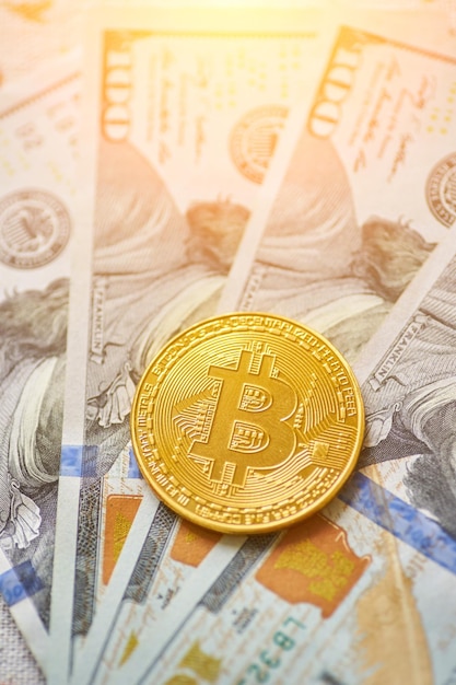 Bitcoin en métal doré sur fond de dollar