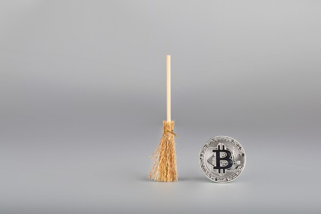 Bitcoin et mini balayeuse. Fermer