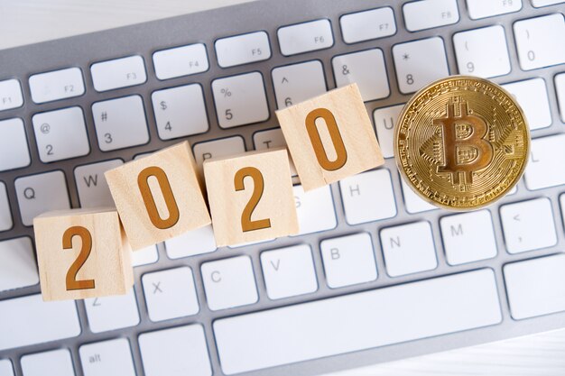 Bitcoin avec des nombres sur des cubes en bois sur un clavier blanc