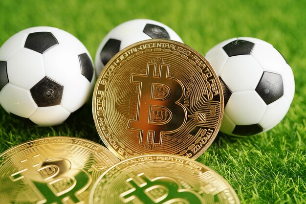 Bitcoin or avec ballon de football ou crypto-monnaie de football utilisée dans les paris sportifs en ligne