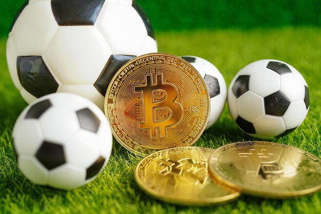 Bitcoin or avec ballon de football ou crypto-monnaie de football utilisée dans les paris sportifs en ligne