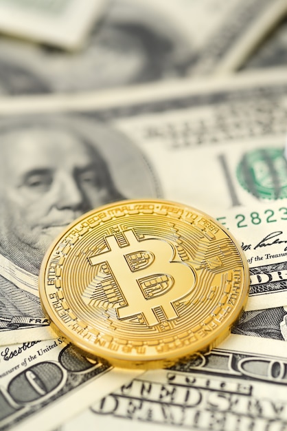 Bitcoin d'or sur les billets en dollars américains