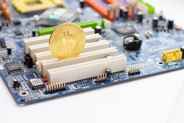 Bitcoin d'or sur la carte d'ordinateur principal du circuit.