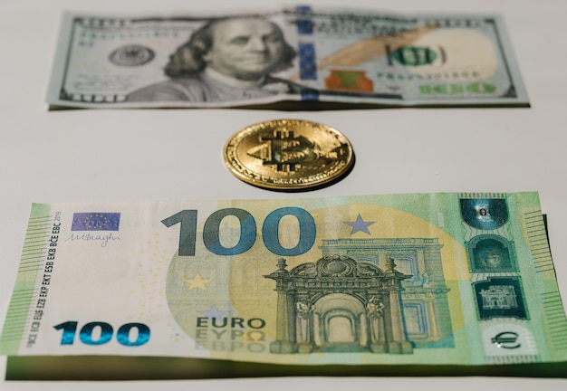 Bitcoin d'or de crypto-monnaie numérique situé entre la différence entre les billets en dollars américains et en euros