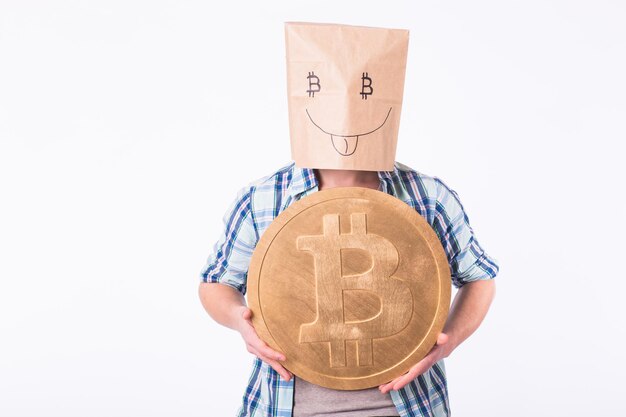 Bitcoin d'or dans une main d'homme drôle, symbole Digitall d'une nouvelle monnaie virtuelle.